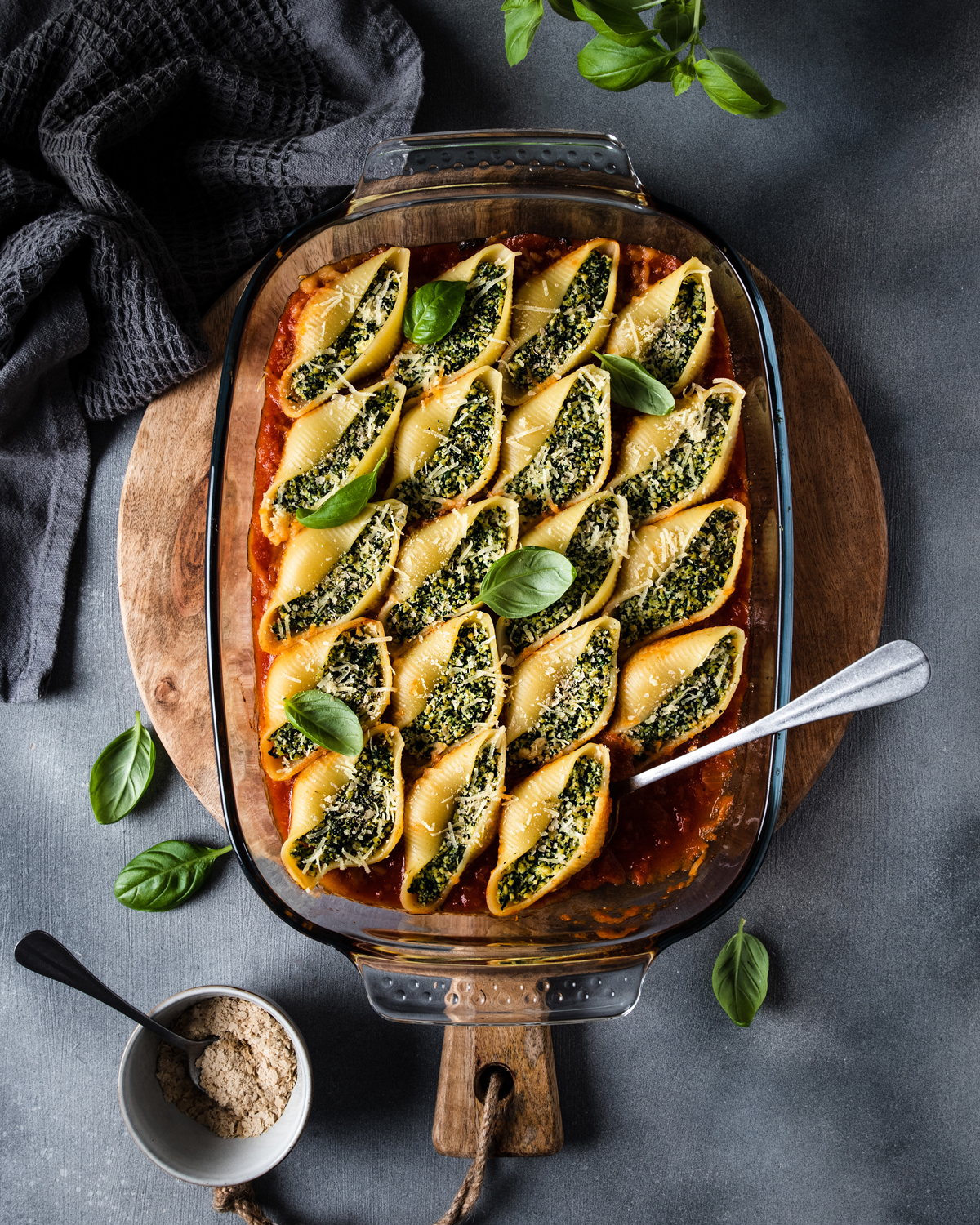 Conchiglioni con tofu e spinaci al forno
