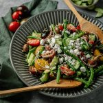 Insalata greca estiva con fagiolini e quinoa