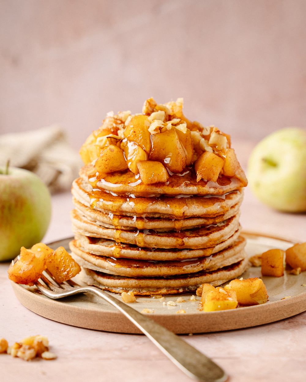 pancakes avena vegan senza glutine sofficissimi con le mele, sciroppo d'acero e noci
