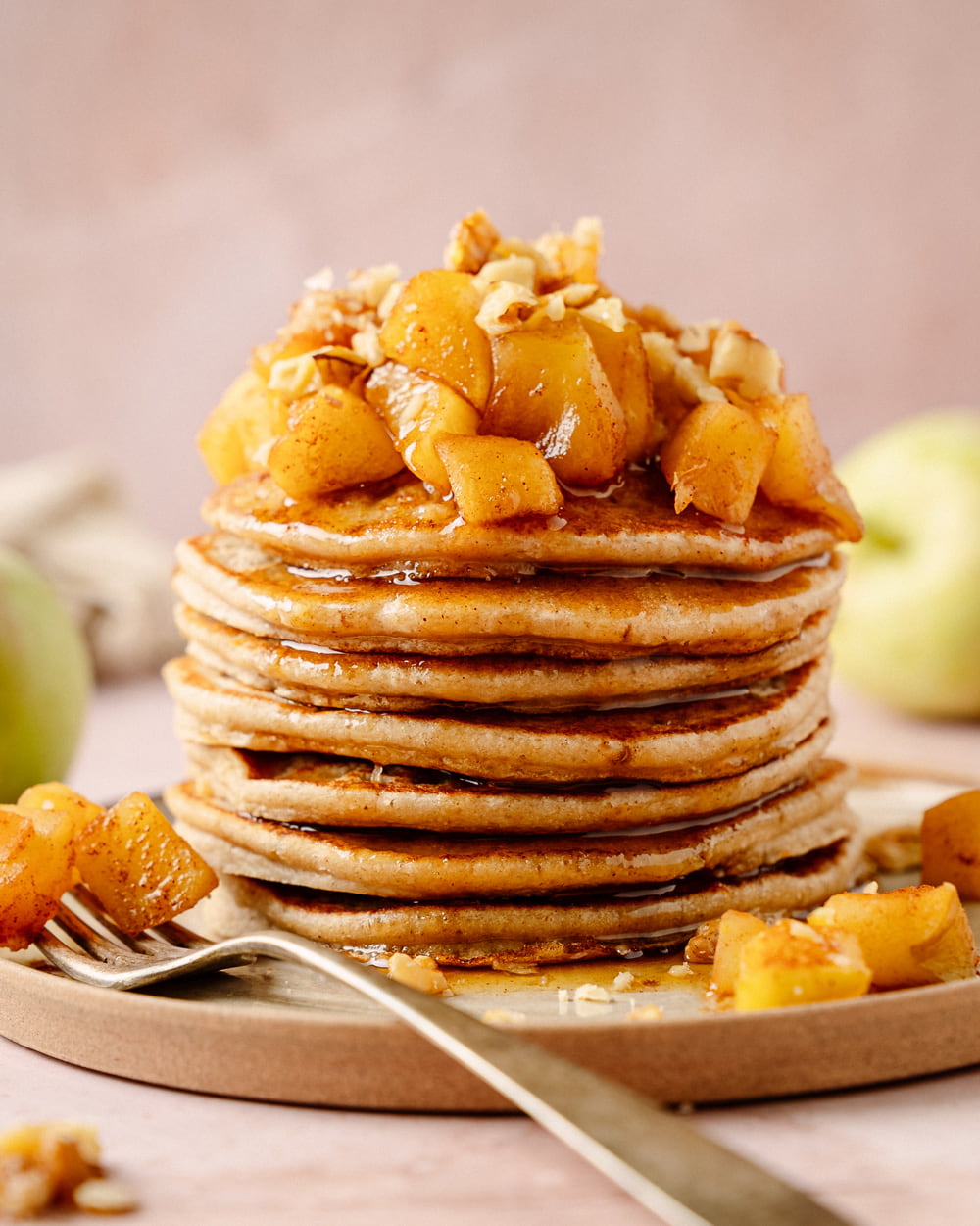 pancakes vegani con mele e cannella, morbidissimi, senza zuccheri aggiunti