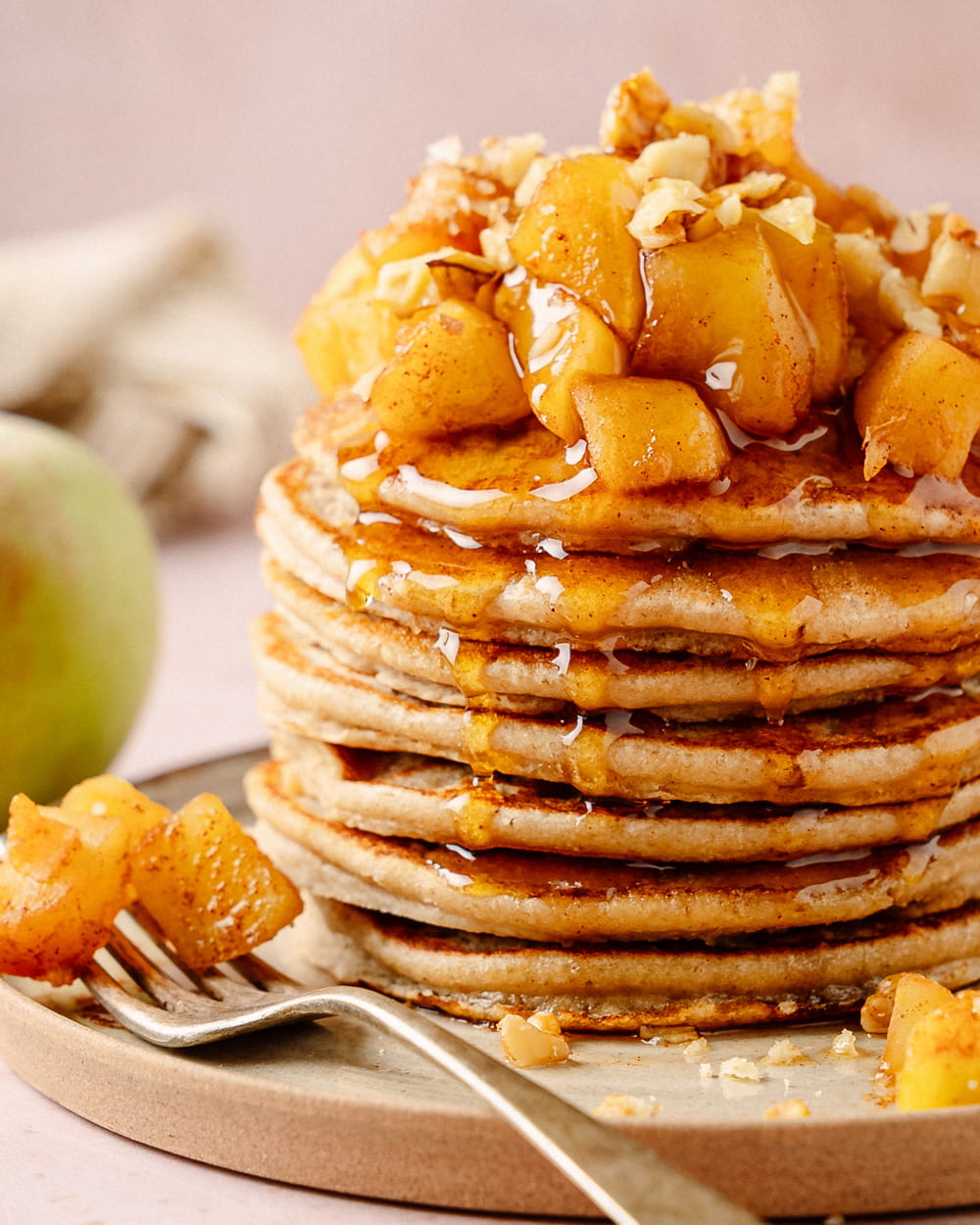dettaglio pancakes avena vegan senza glutine con mele e noci