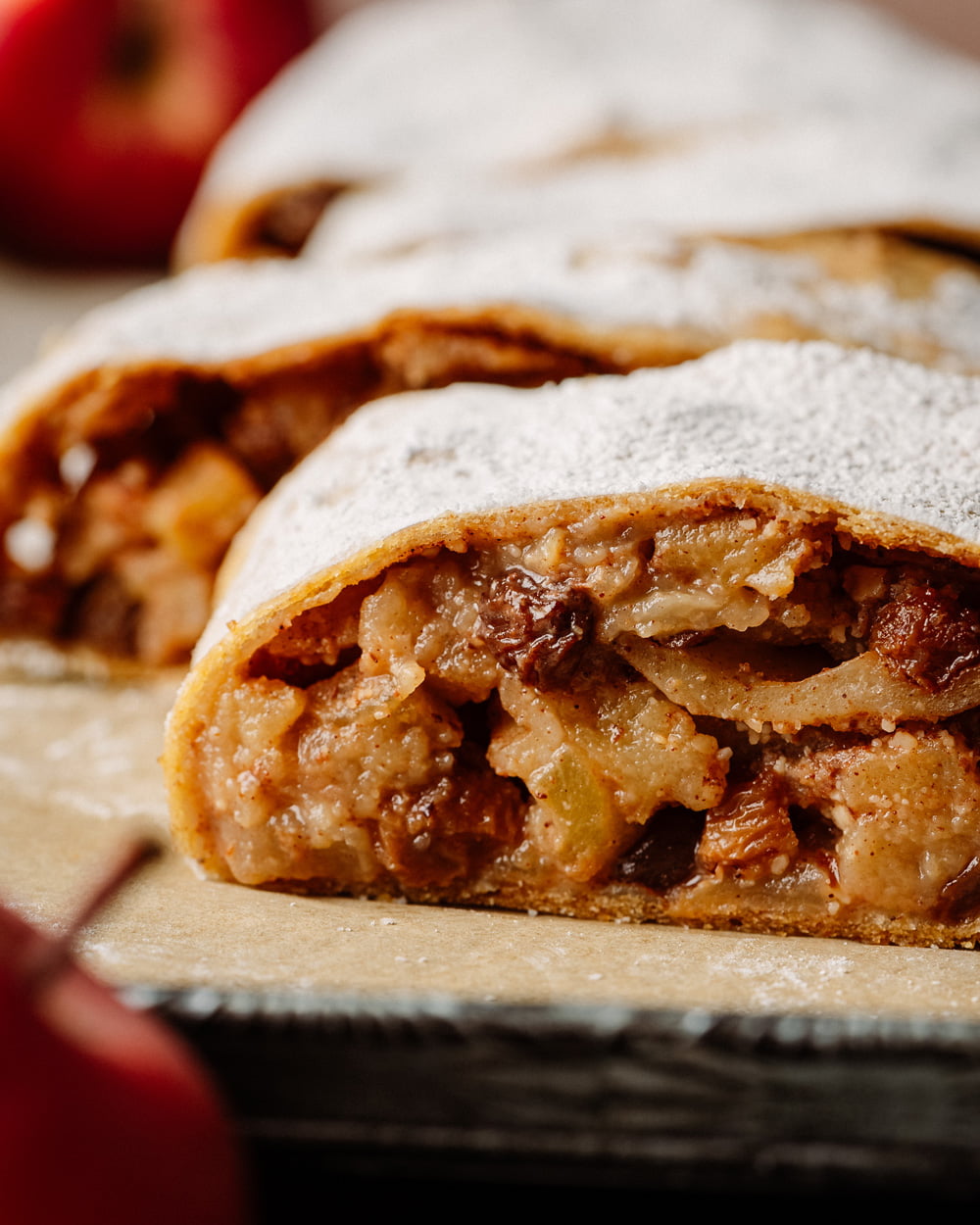 Dettaglio ravvicinato dello strudel vegano con impasto friabile