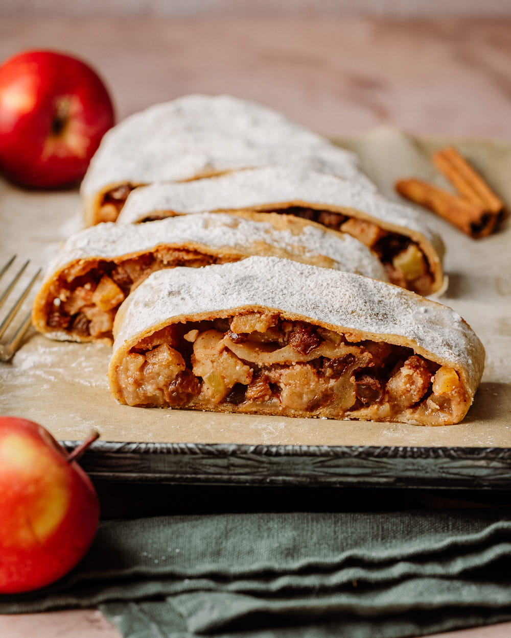Fetta di strudel di mele vegano con ripieno compatto e profumato