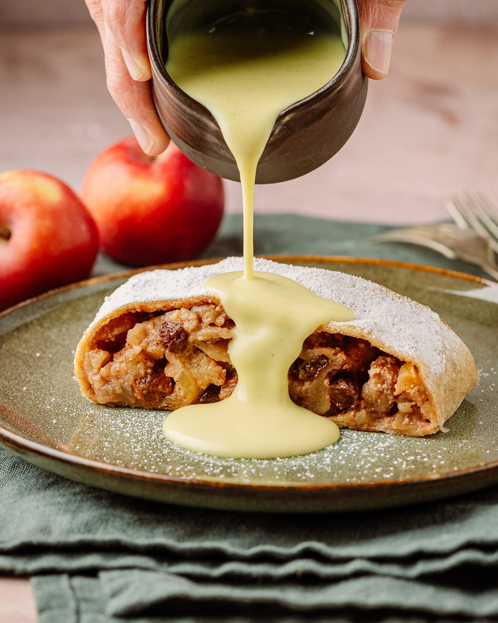 Strudel di mele vegano servito con crema inglese alla vaniglia