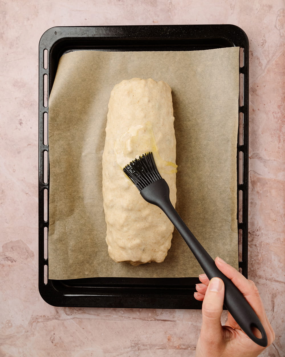 Strudel di mele pronto da infornare sulla teglia