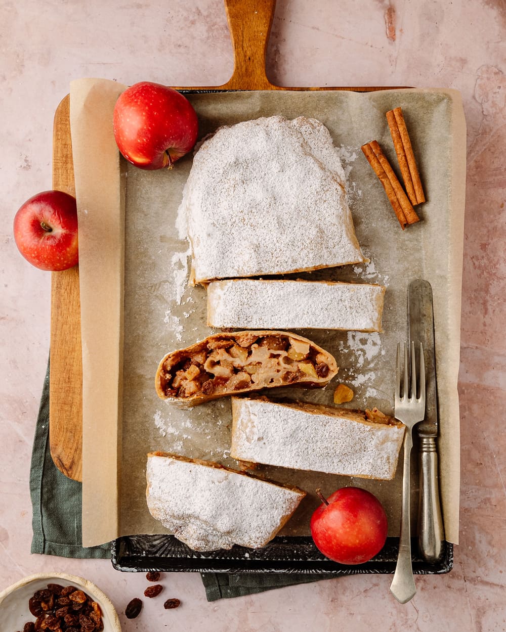 Strudel di mele vegano tiepido con zucchero a velo