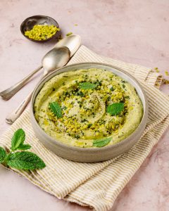 Babaganoush di zucchine arrosto con tahini, pistacchi ed erbe aromatiche