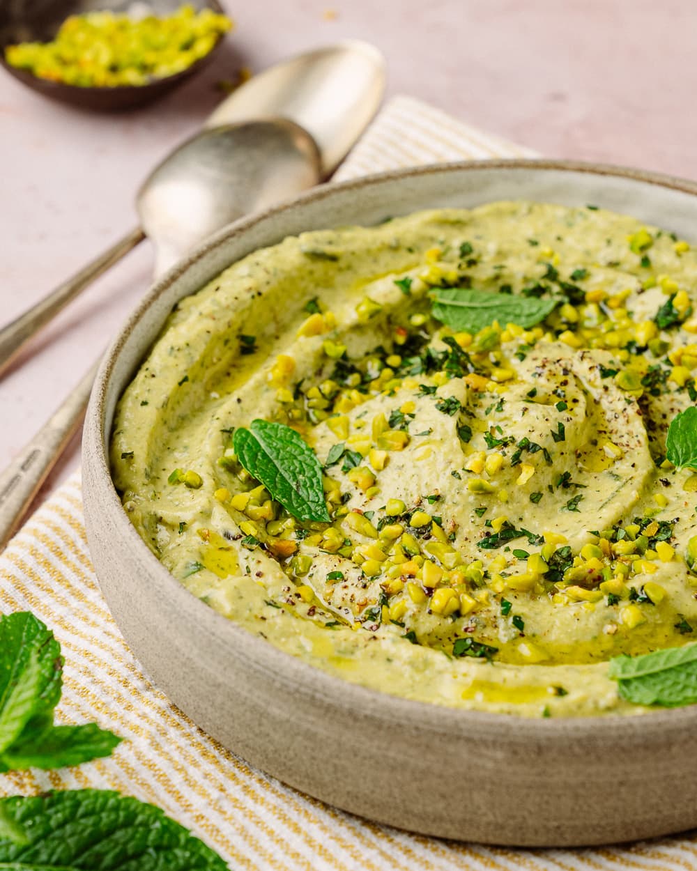 Crema di zucchine arrosto e tahini servita in una ciotola