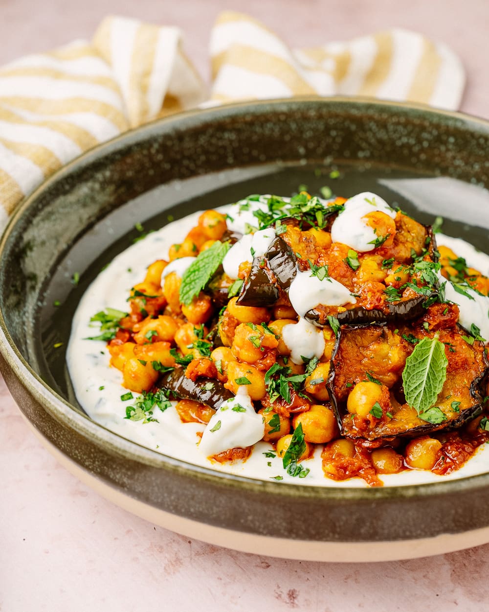 Melanzane arrosto e ceci speziati con yogurt vegetale alle erbe