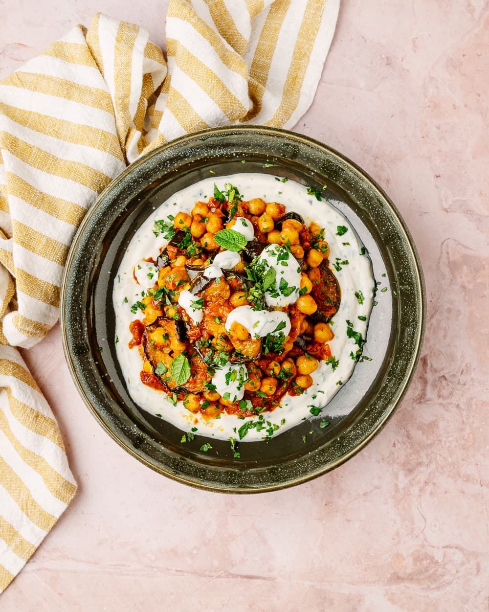 Piatto vegano con melanzane, ceci speziati e salsa allo yogurt
