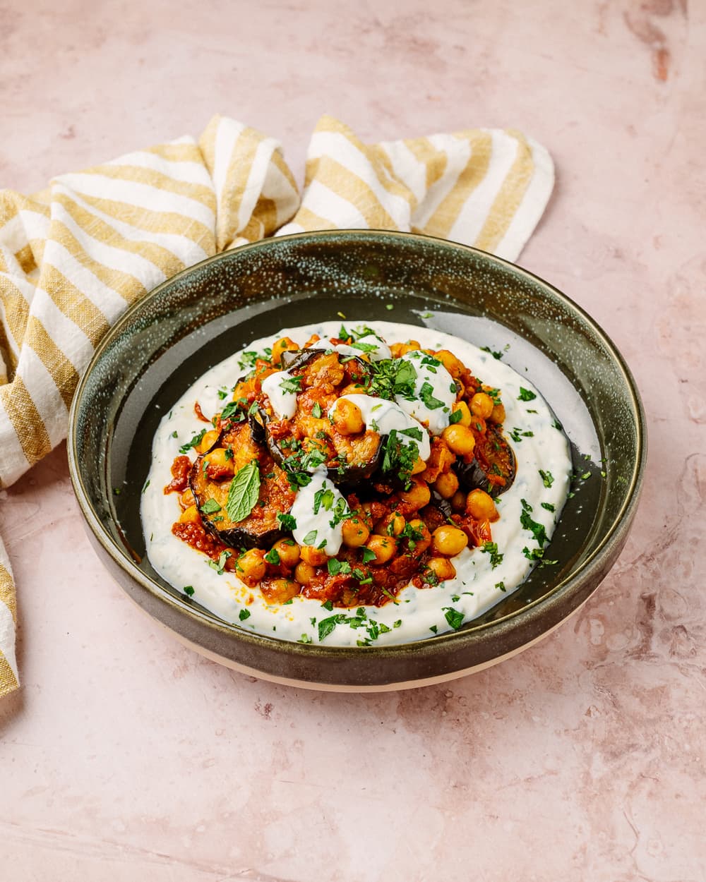Ricetta vegana con melanzane speziate, ceci e salsa allo yogurt vegetale