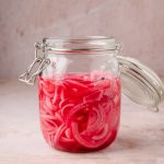 Cipolle rosse sott’aceto conservate in un barattolo di vetro