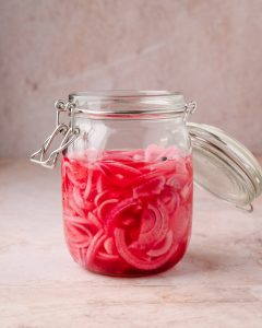 Cipolle rosse sott’aceto conservate in un barattolo di vetro