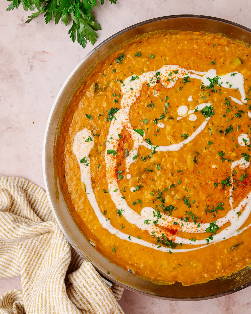 Dahl di lenticchie rosse e zucchine servito con riso basmati