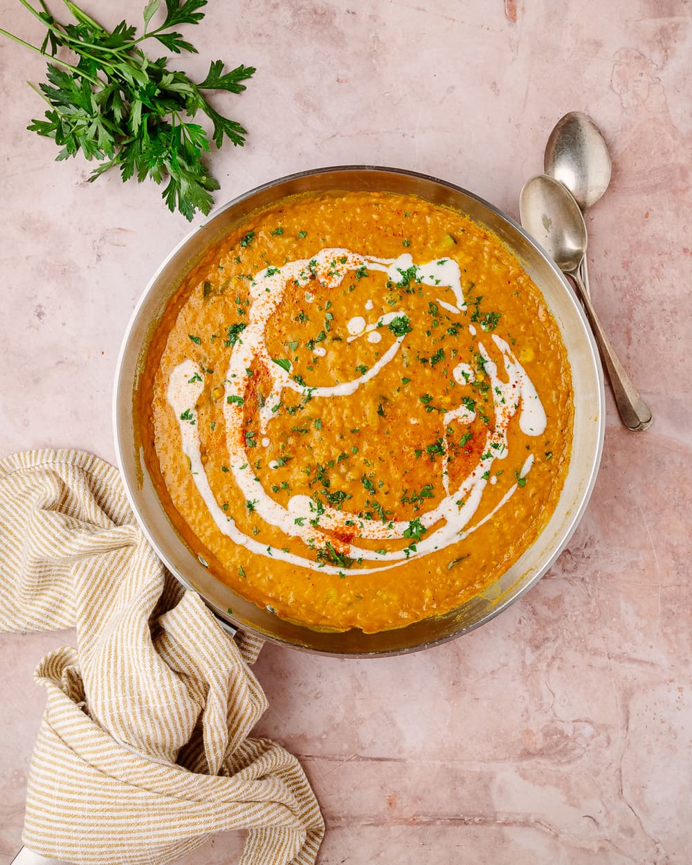 Dahl di lenticchie rosse e zucchine cremoso con latte di cocco