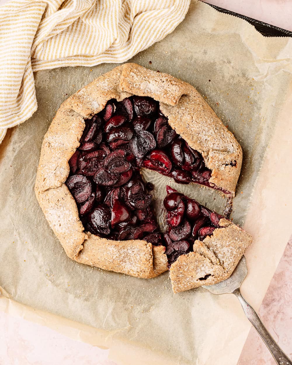 Fetta di galette senza glutine con ciliegie