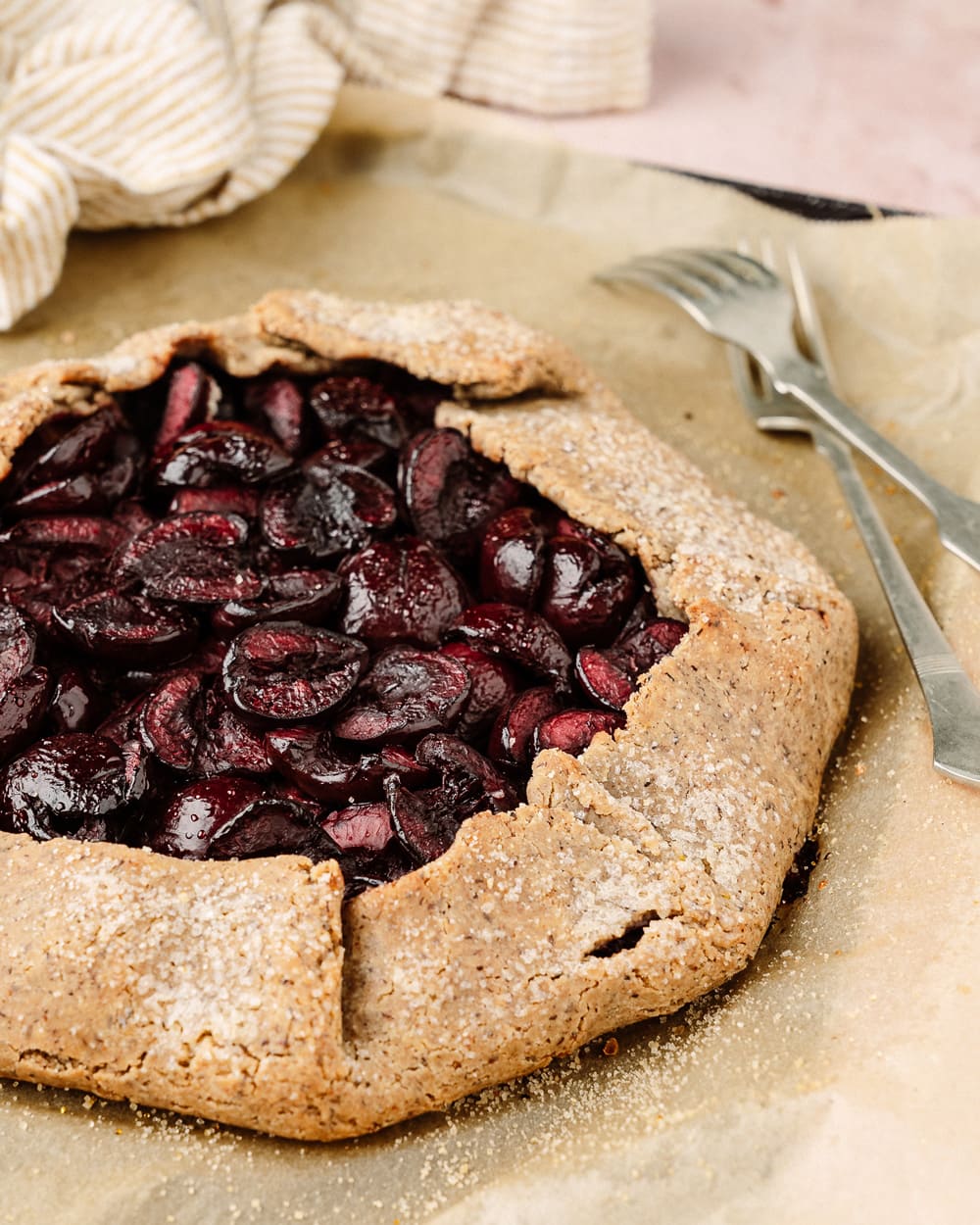 Dettaglio della galette alle ciliegie con grano saraceno