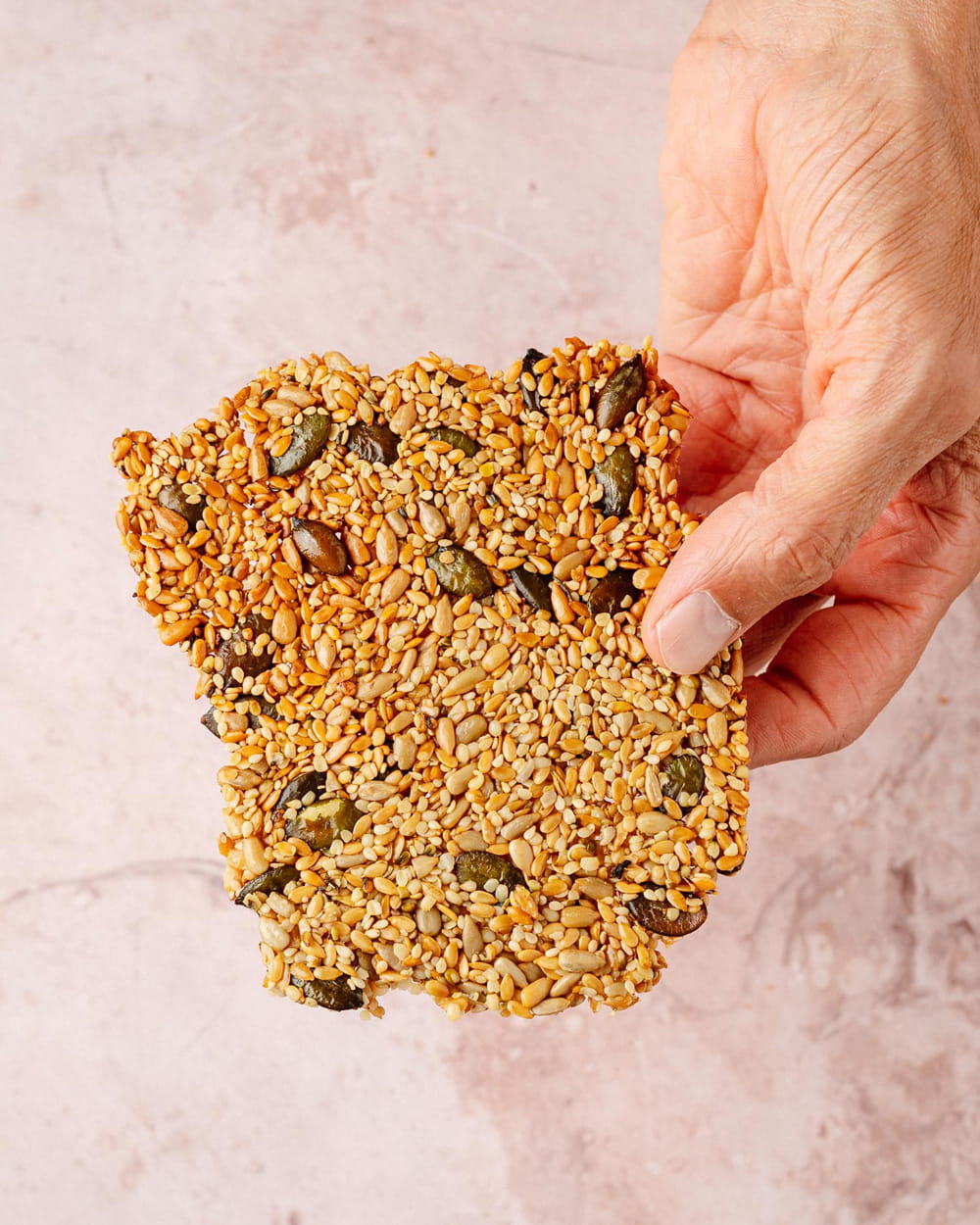 Crackers ai semi senza farina serviti per aperitivo