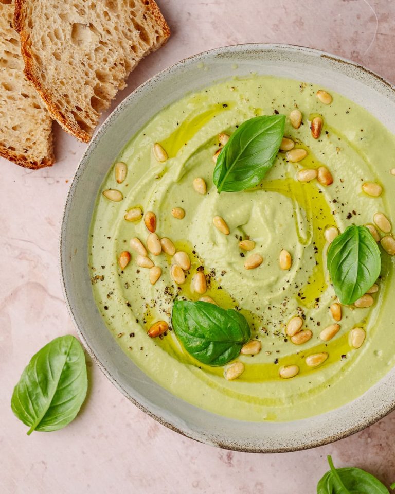 Hummus di ceci al basilico cremoso con pinoli tostati