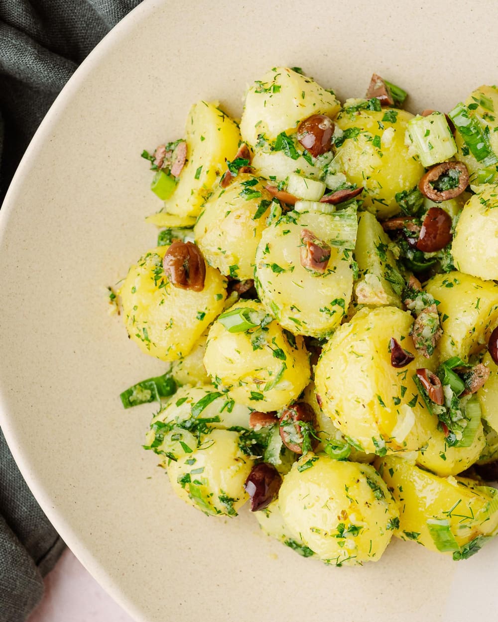 Dettaglio dell’insalata di patate alla greca con olive ed erbe fresche