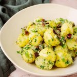 Insalata di patate alla greca con olive Kalamata, aneto e prezzemolo