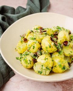 Insalata di patate alla greca con olive Kalamata, aneto e prezzemolo