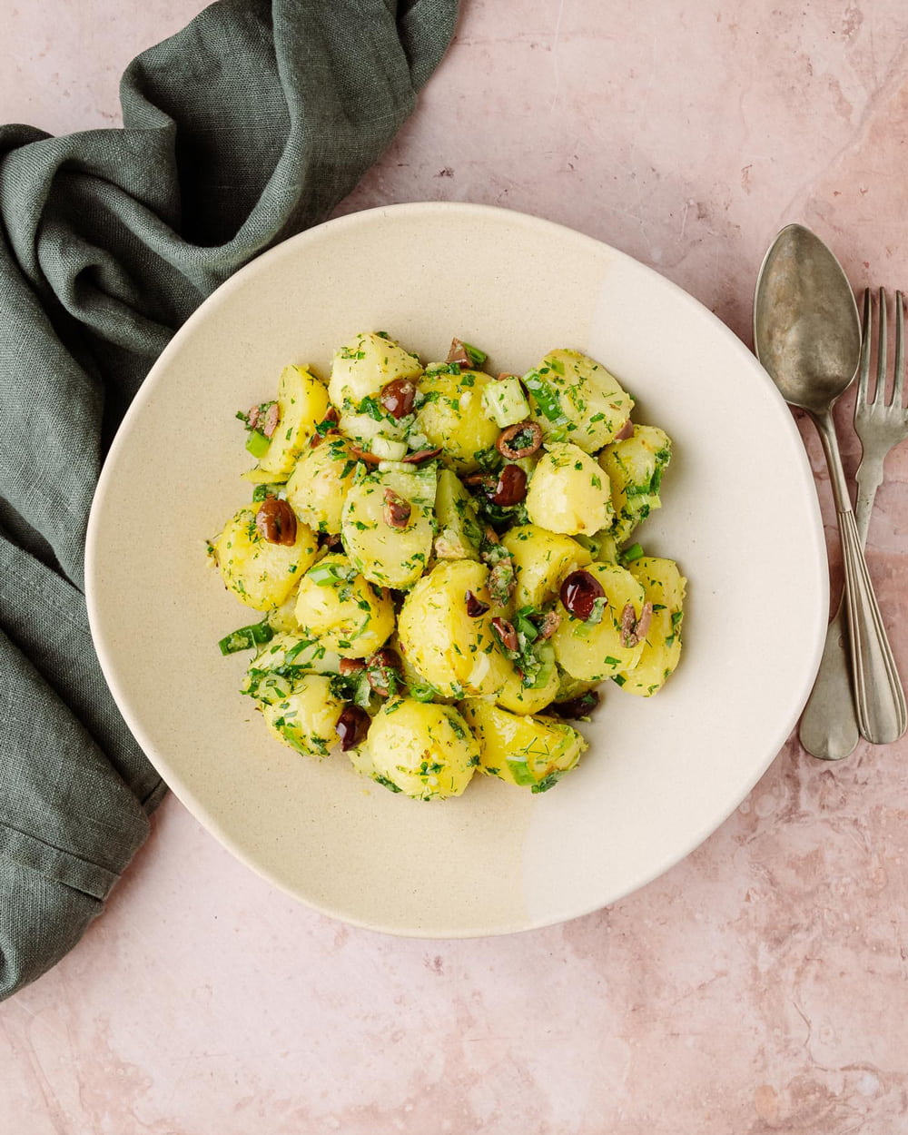 Insalata di patate greca con vinaigrette al limone ed erbe aromatiche