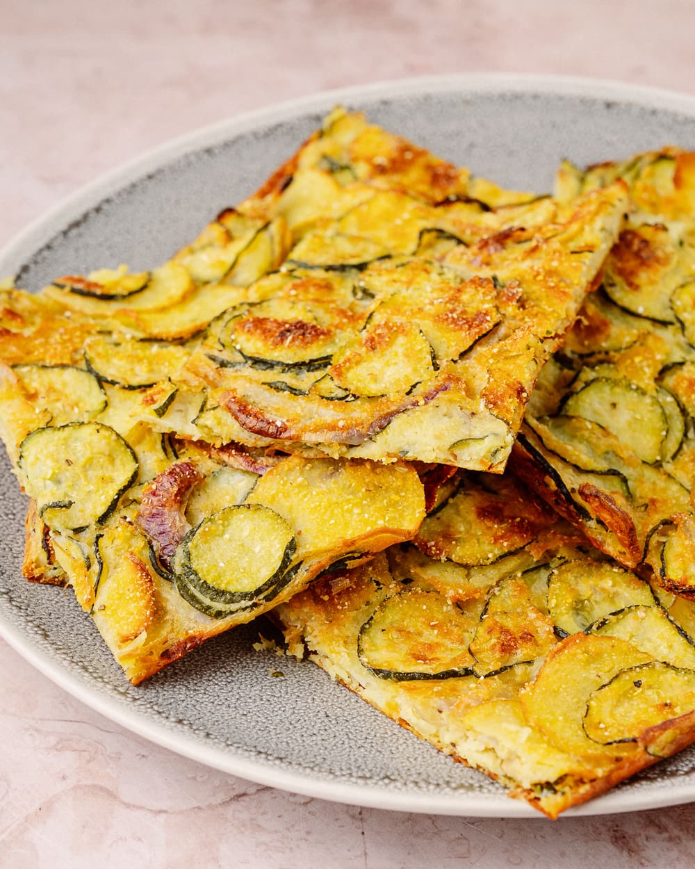 Porzione di scarpaccia senza glutine con zucchine e patate
