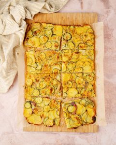 Quadrotti di scarpaccia di zucchine e patate senza glutine pronti da servire