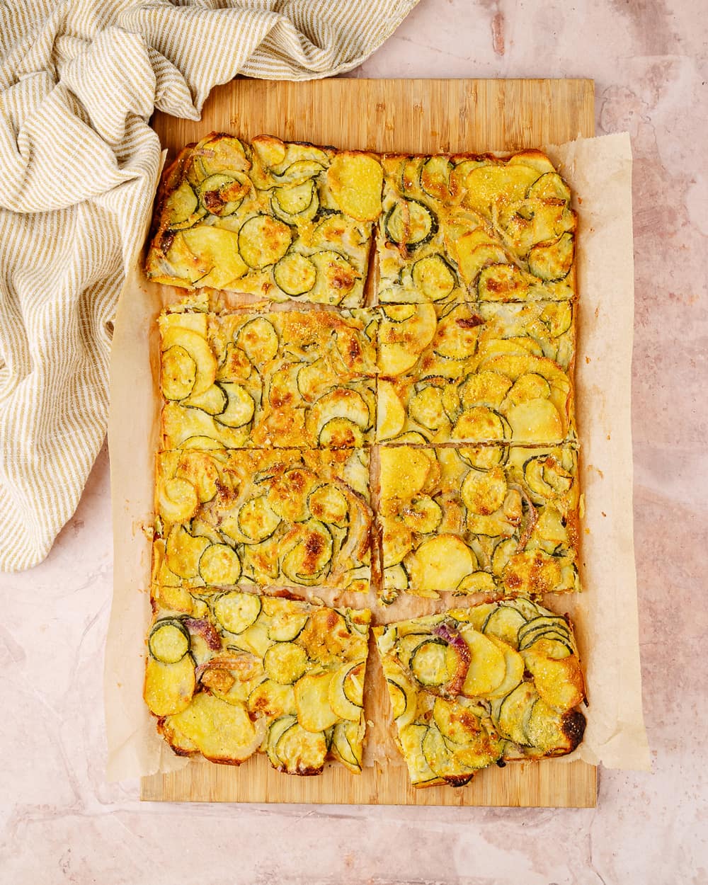 Quadrotti di scarpaccia di zucchine e patate senza glutine pronti da servire