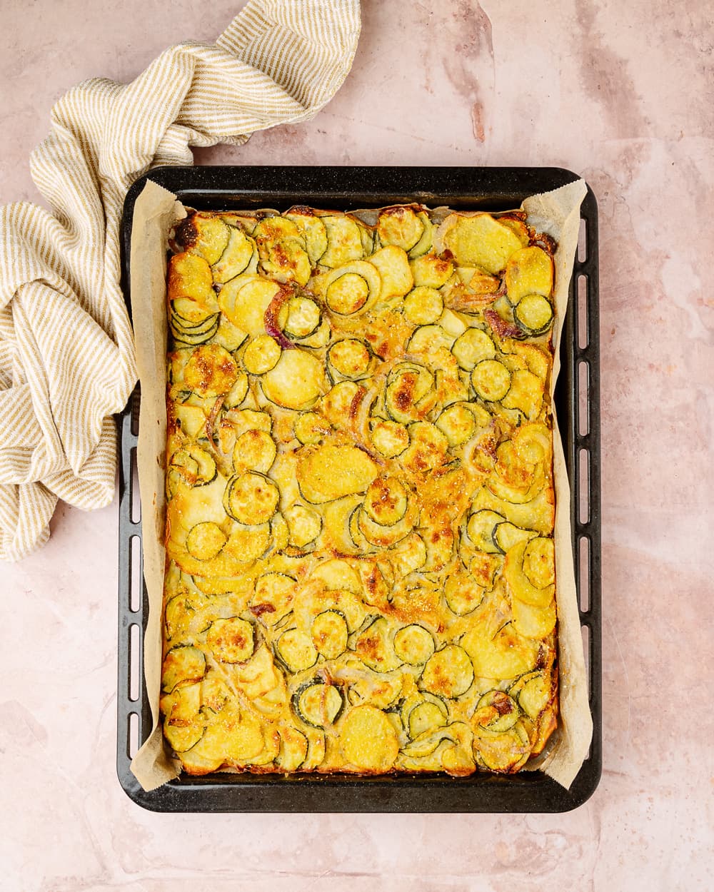 Scarpaccia di zucchine e patate senza glutine appena cotta in teglia