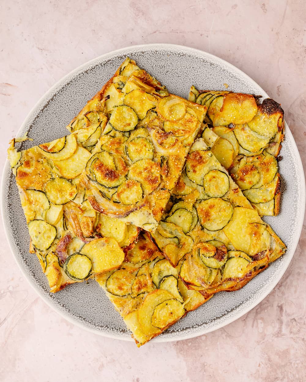 Porzione di scarpaccia di zucchine e patate senza glutine sul piatto