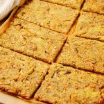 Schiacciata di verdure vegan e senza glutine dorata e croccante