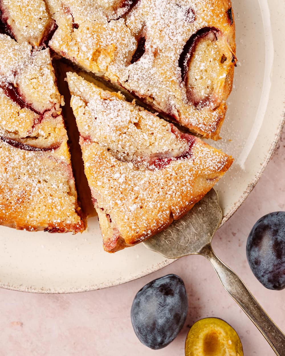 Fetta di torta alle prugne vegan morbida e senza glutine