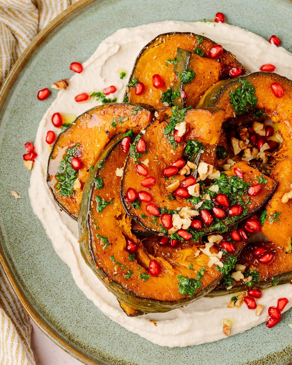 Zucca Delica arrosto su crema di cannellini con melograno, noci e prezzemolo