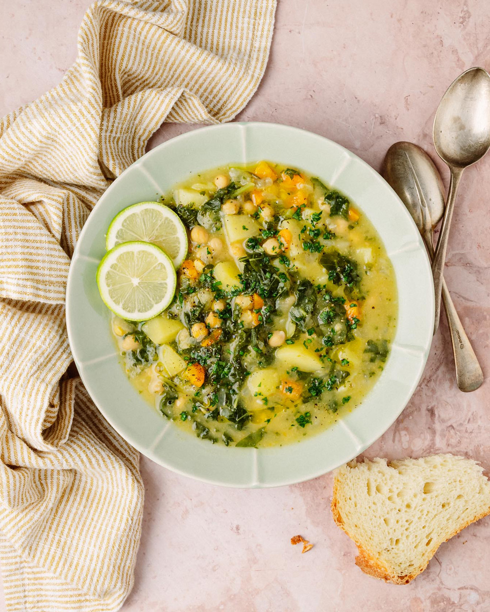 Zuppa cremosa di ceci, patate e cavolo riccio servita in una ciotola